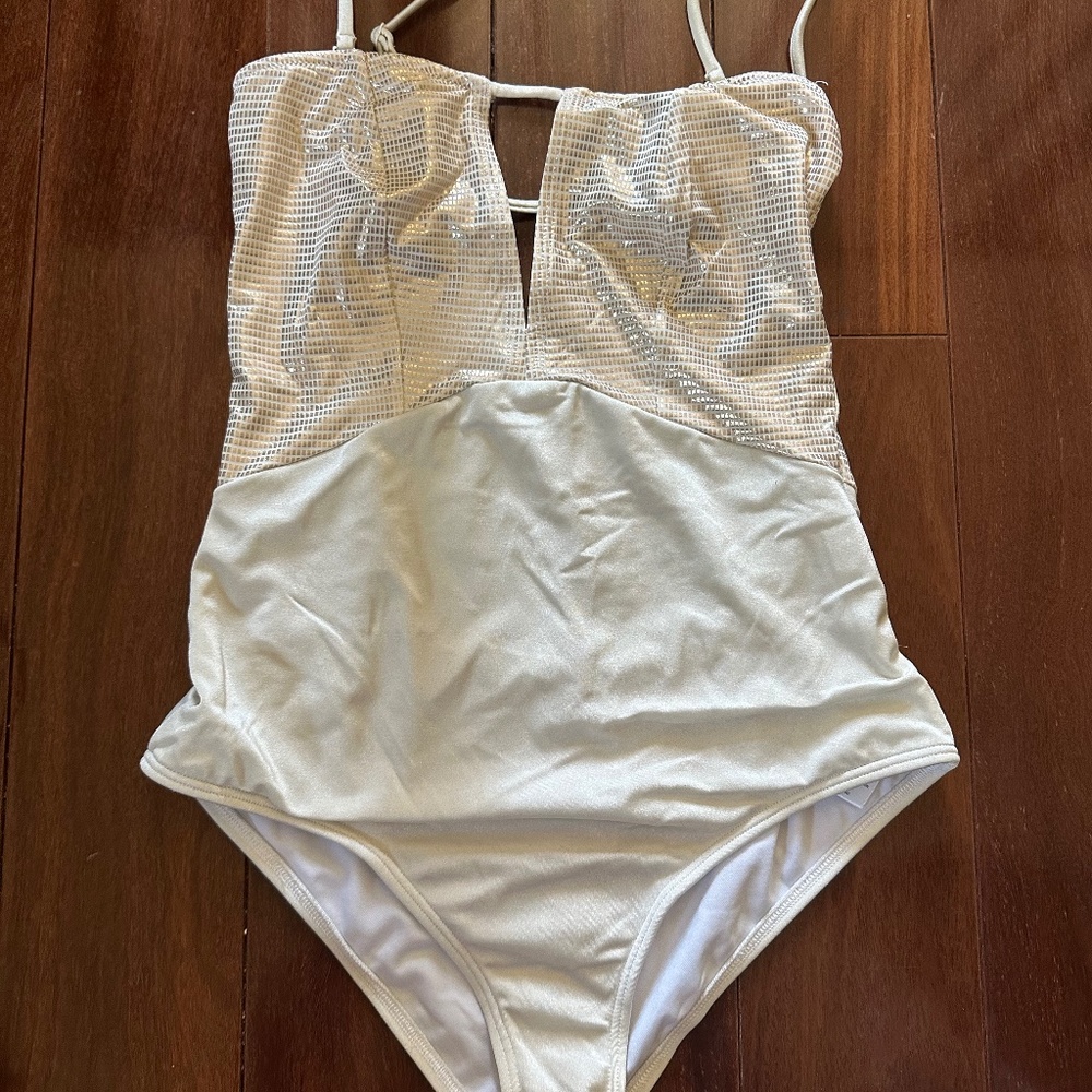 Women’s low back One Piece with removable and adjustable straps